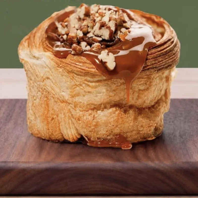 Rol de cajeta quemada con queso crema y nuez