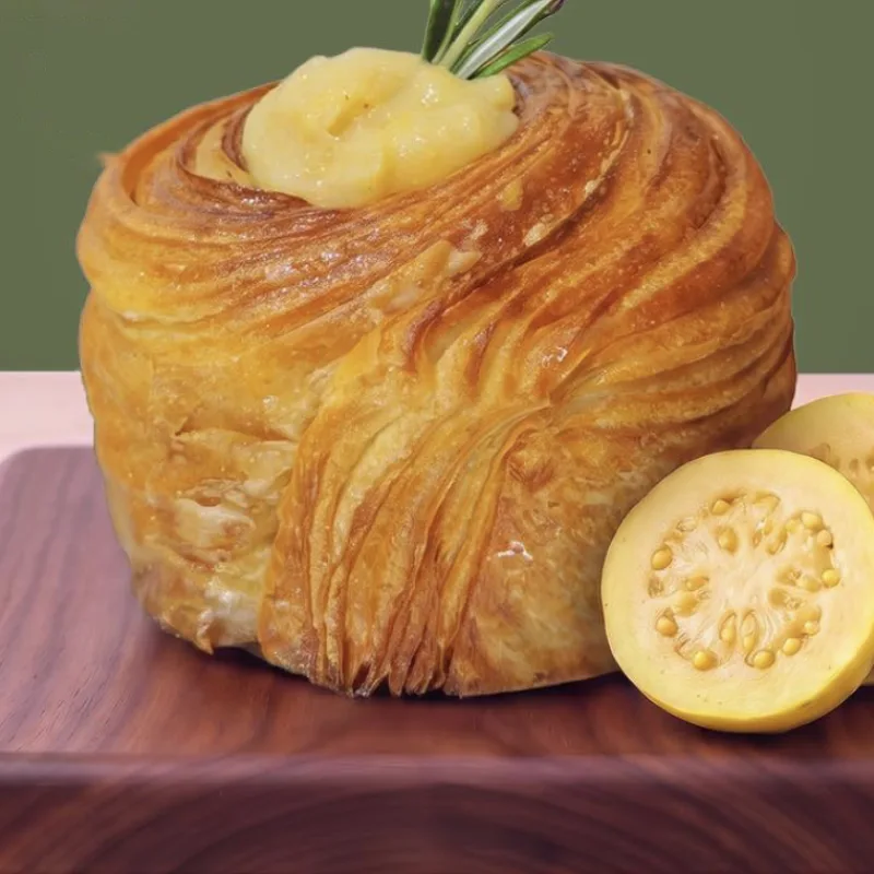 Rol de guayaba con romero y queso crema